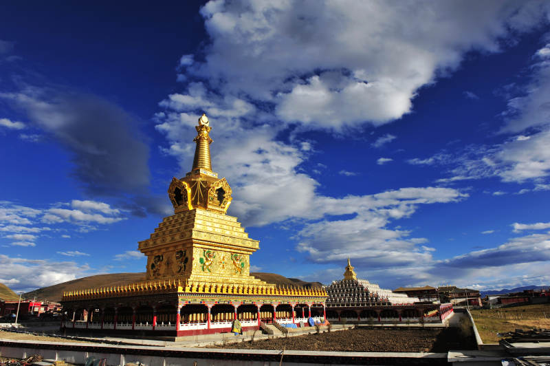 川西 色达 金色佛塔蓝天白云