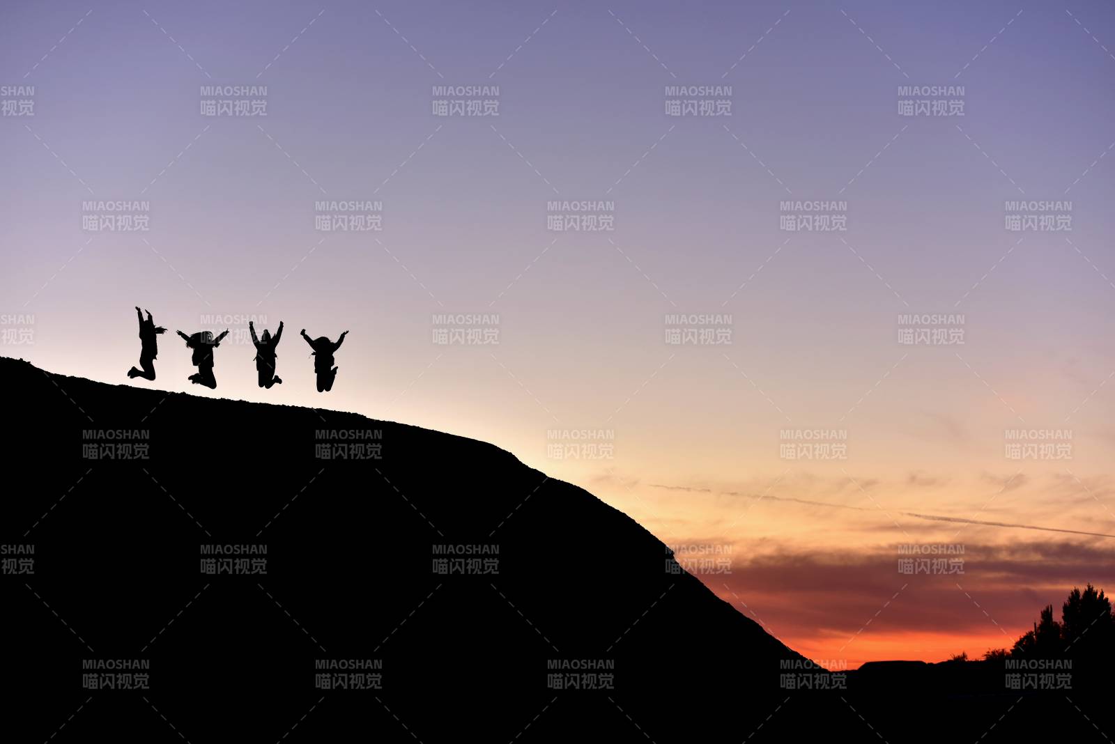 山頂躍影 夕陽共舞