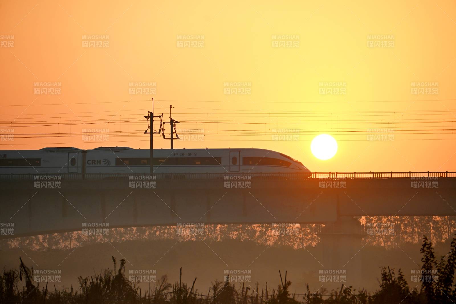 朝阳下的高铁疾驰