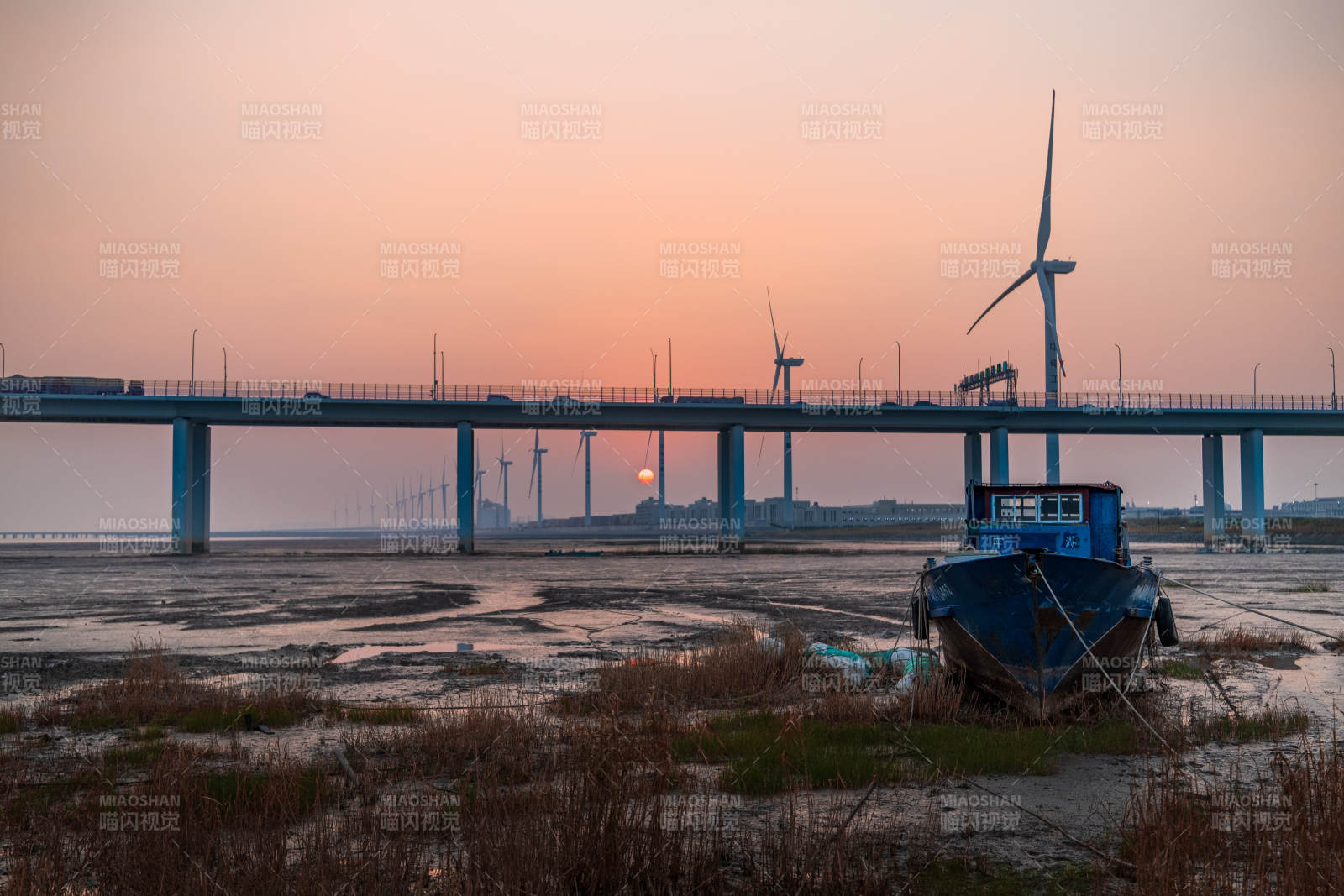 夕陽下的風車橋