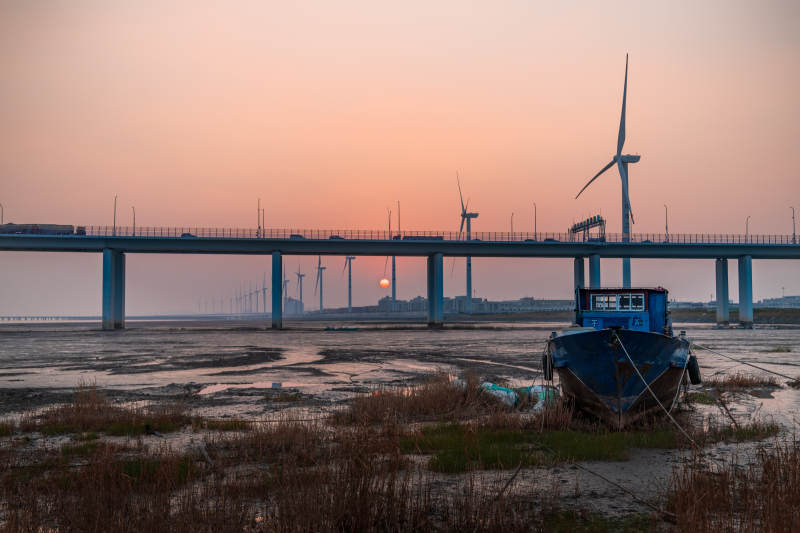 夕阳下的风车桥