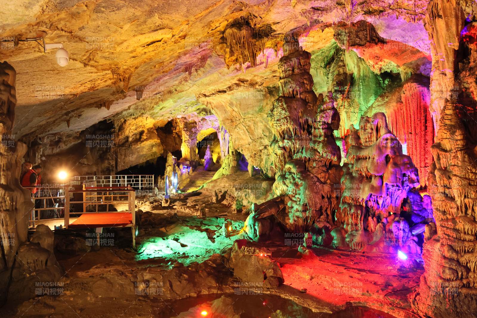 彩灯洞穴奇观石花洞