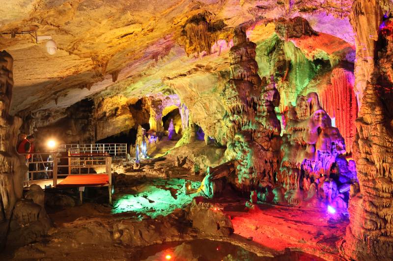 彩灯洞穴奇观石花洞