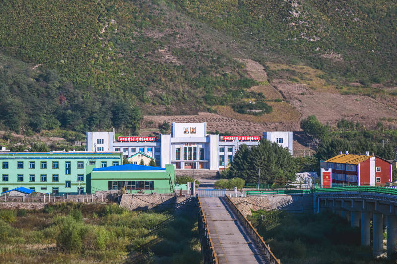 图们口岸朝鲜山间小镇风光