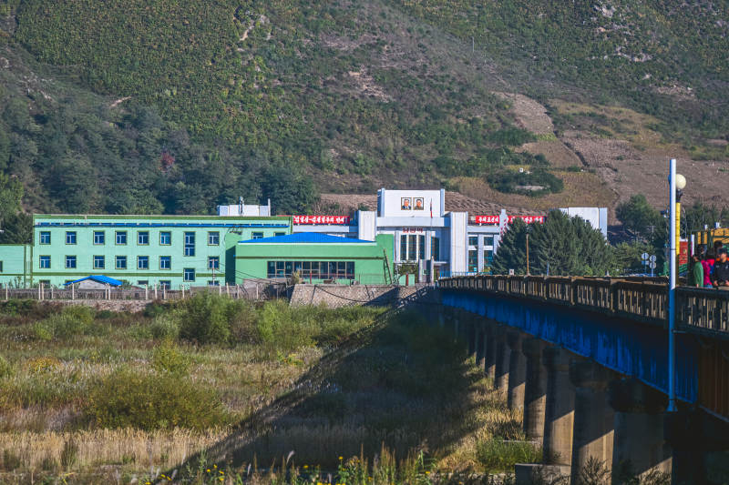 图们口岸朝鲜山间小镇风光