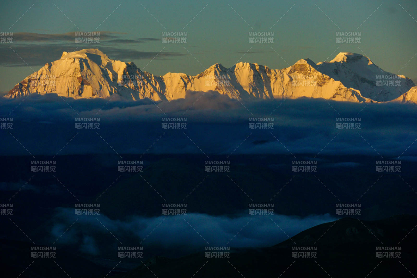 雪山日出云海 加乌拉