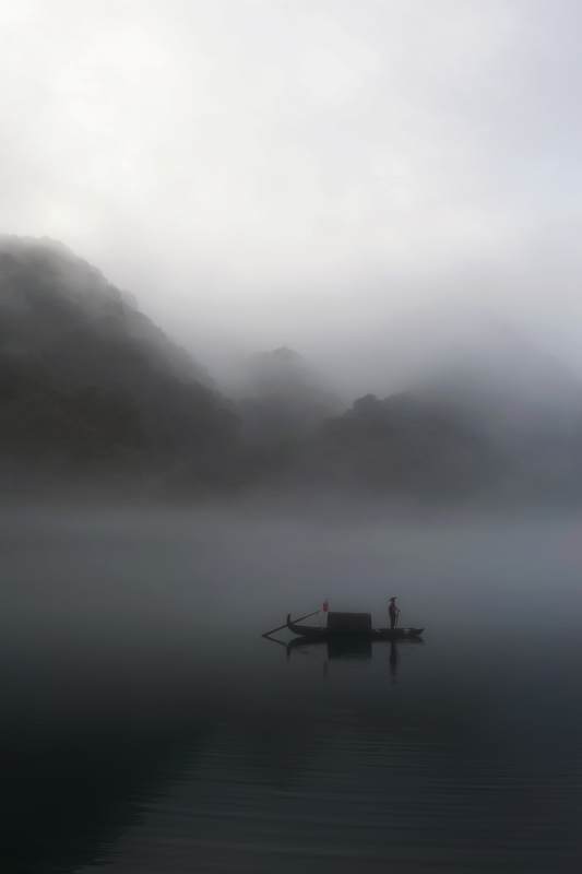 雾中孤舟