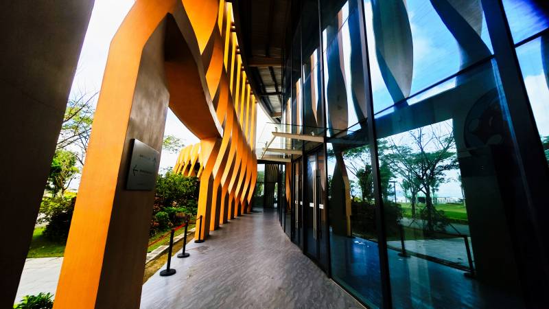 海南三亚疍家博物馆的现代建筑走廊