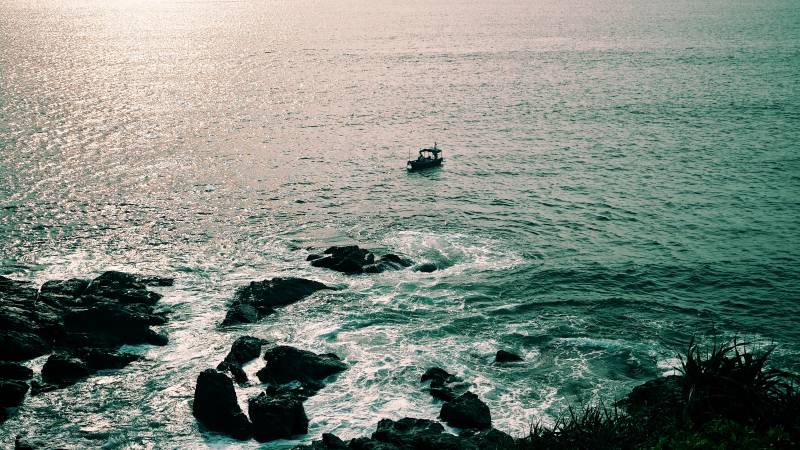 大海阳光下的一条小渔船