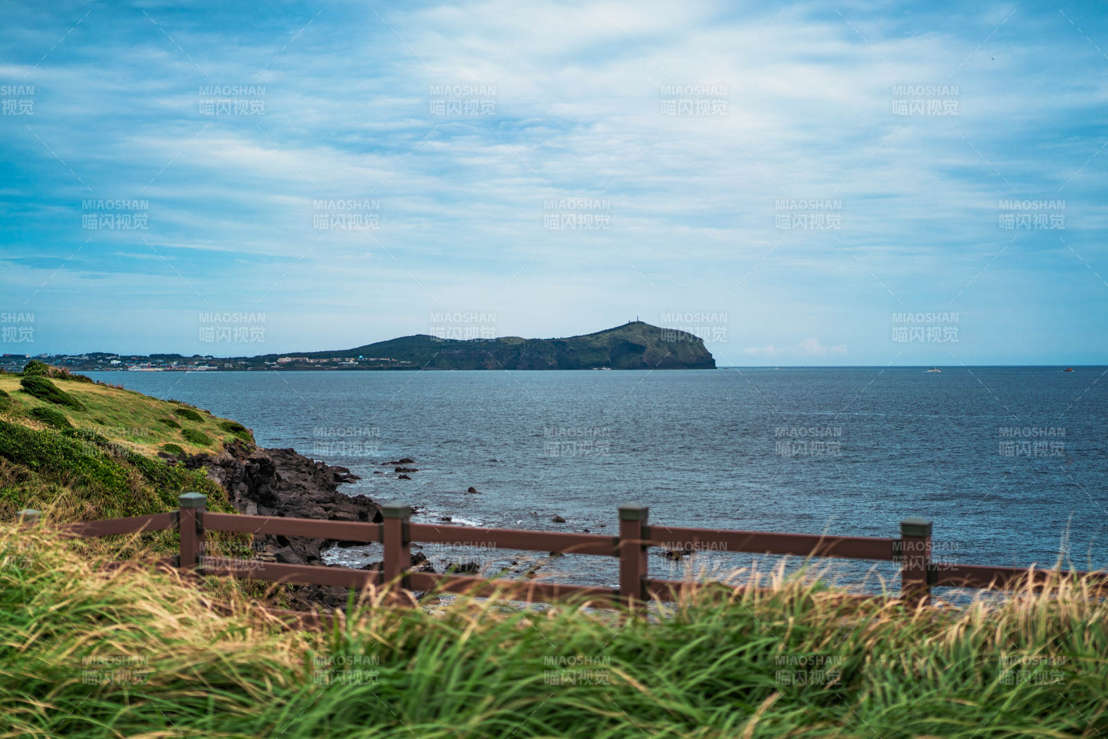 韩国济州岛西归浦海岸远眺牛岛