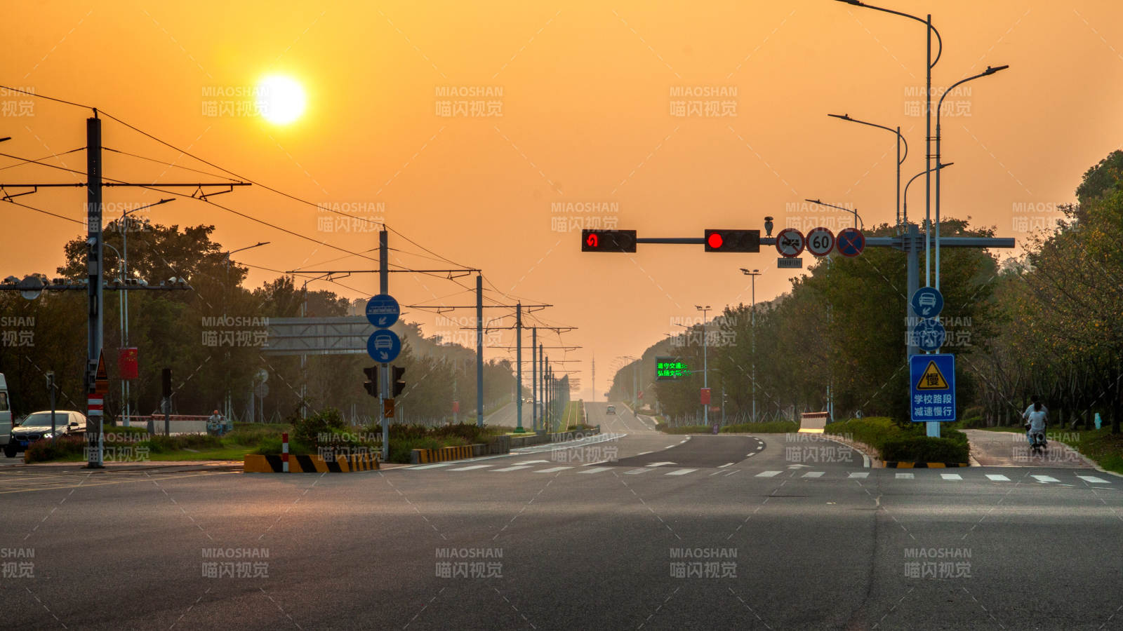 夕阳下的城市路口