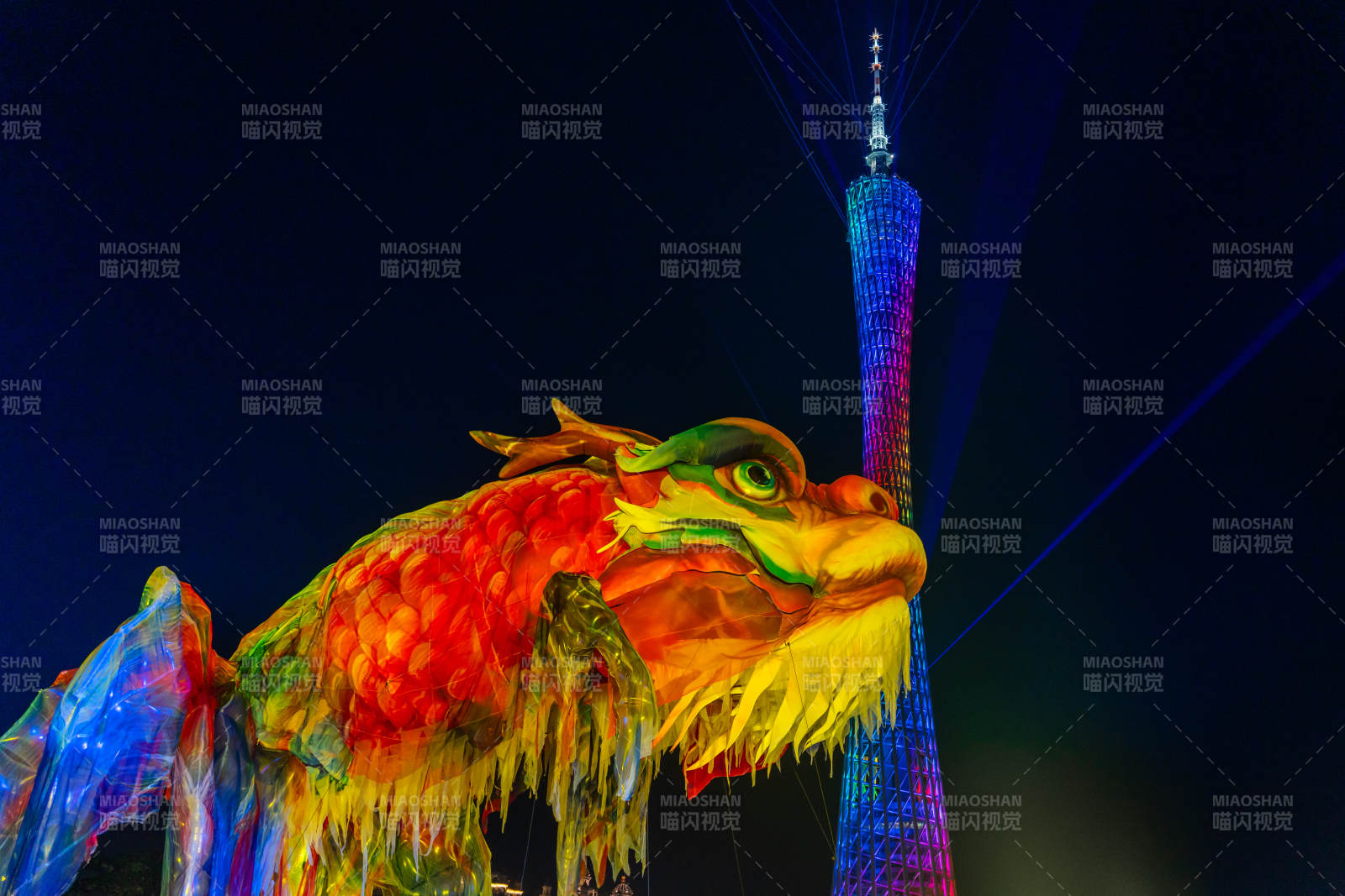 广州国际灯光节飞天鳌鱼装置与广州塔夜景