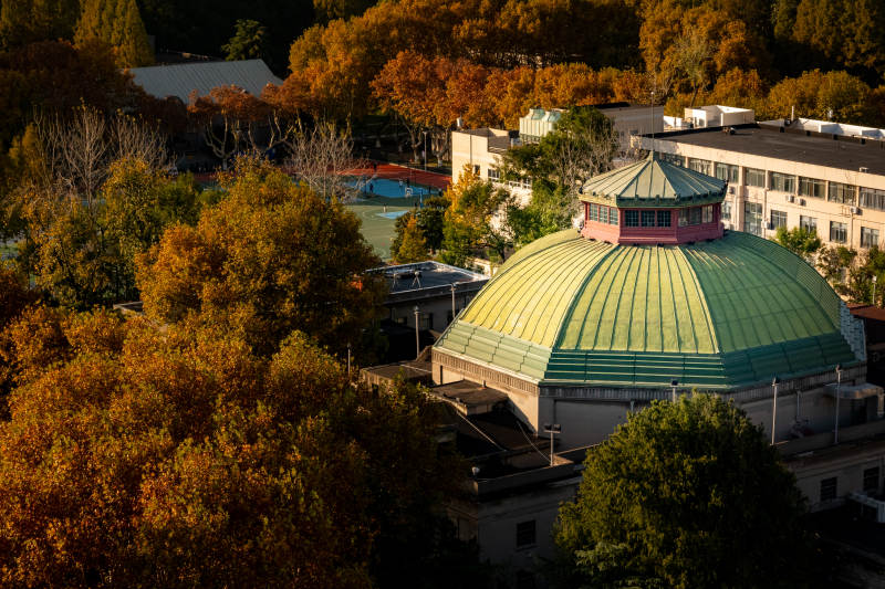 秋日穹顶建筑-东南大学