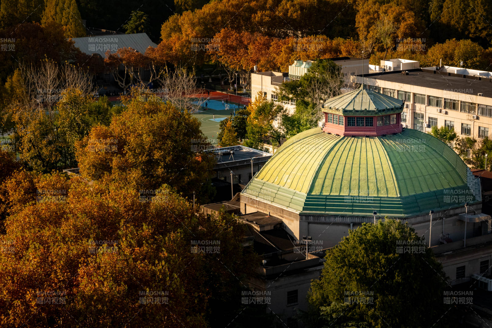 秋日穹顶建筑-东南大学