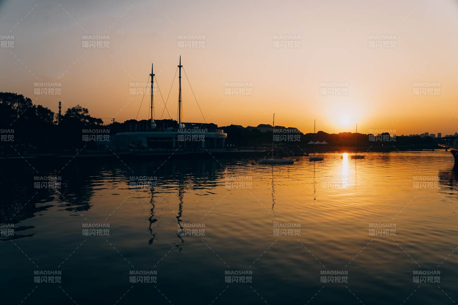 夕阳下的静谧港湾