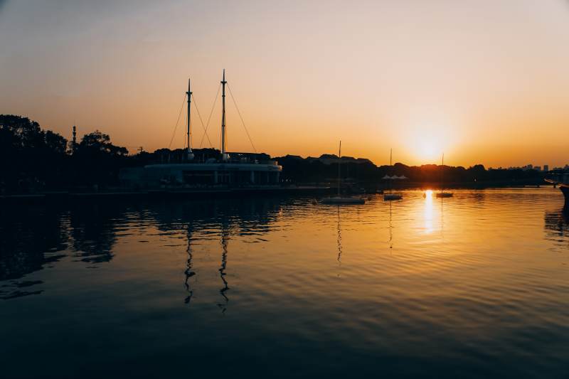 夕阳下的静谧港湾