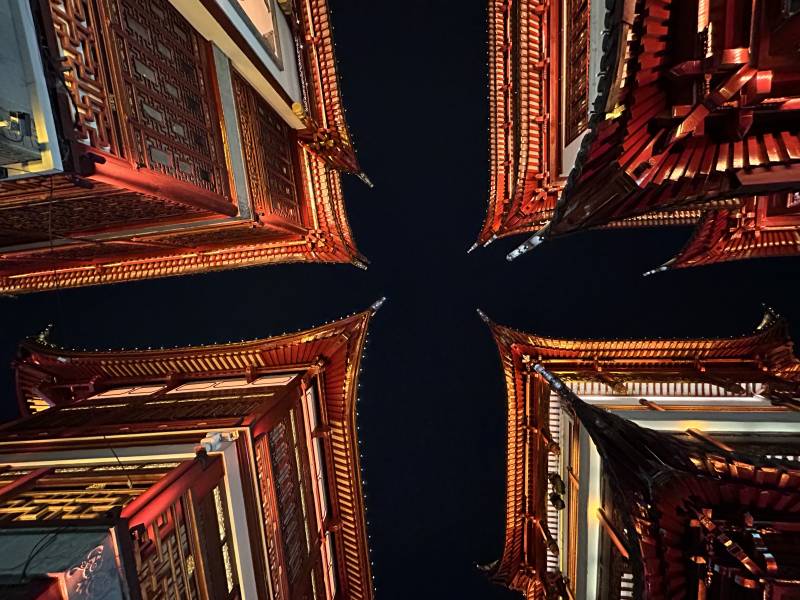 夜色中的古塔群，飞檐翘角