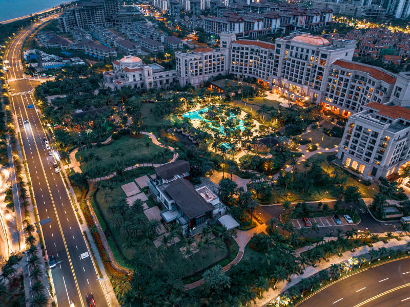 夜幕下的城市公园