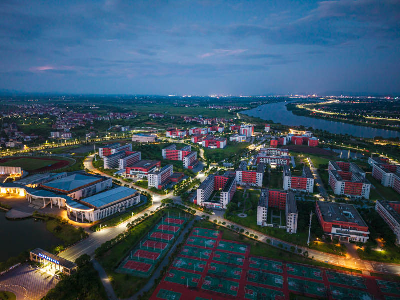 夜幕下的江西鹰潭师范高等专科学校校园风光