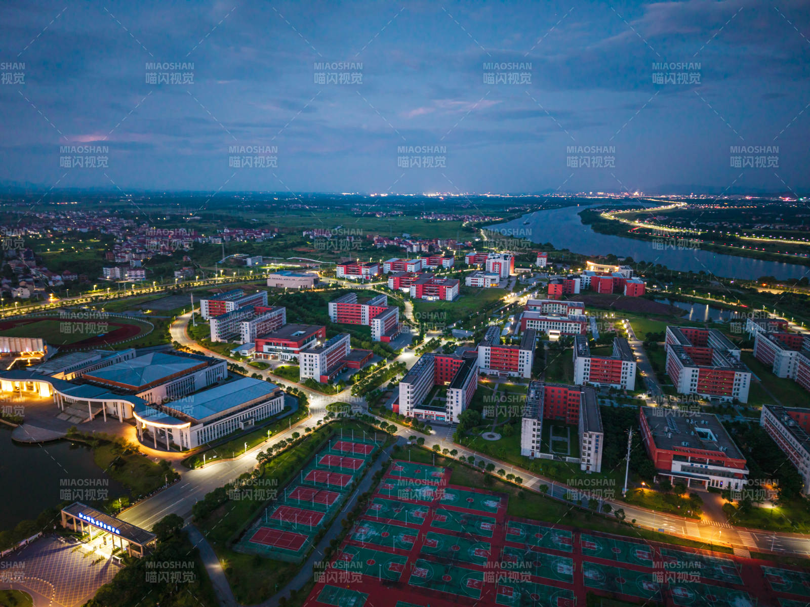 夜幕下的江西鹰潭师范高等专科学校校园风光