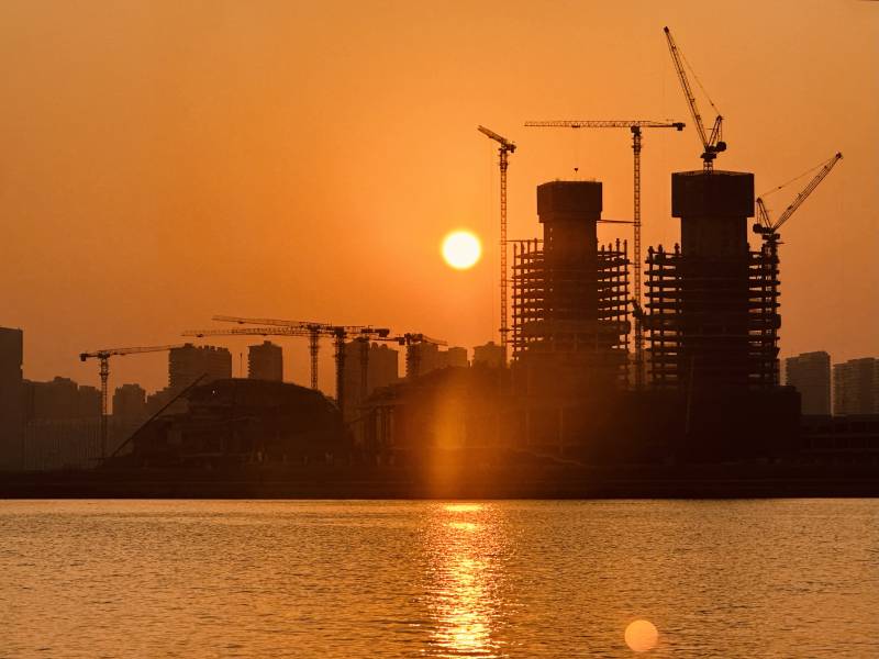 夕阳下的城市剪影