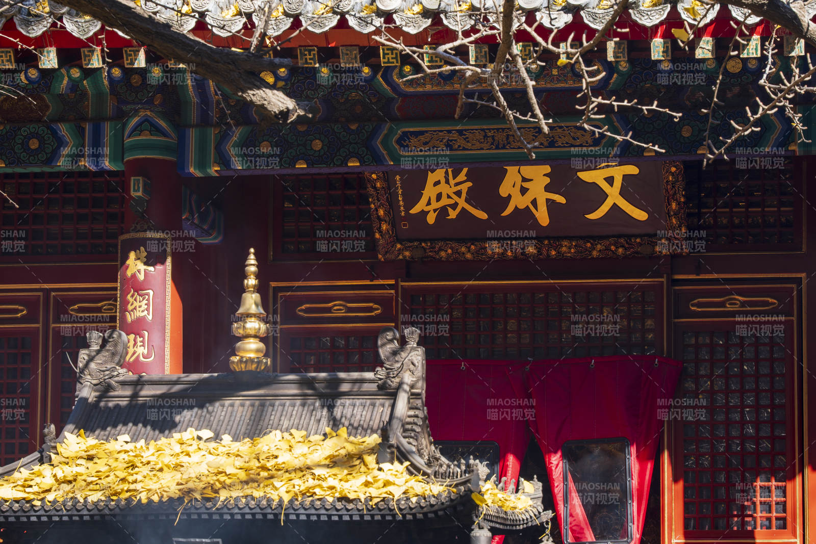 北京西山八大處文殊殿前香火旺