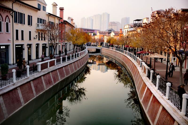 佛罗伦萨小镇水街秋景