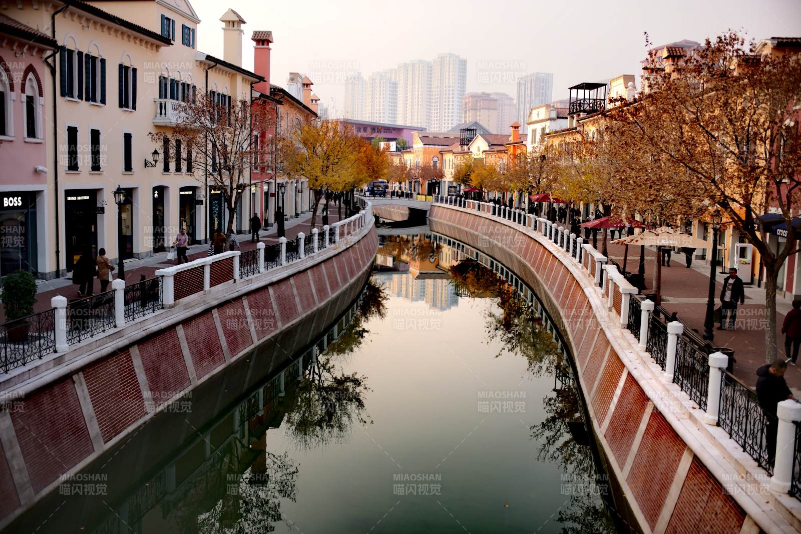 佛罗伦萨小镇水街秋景