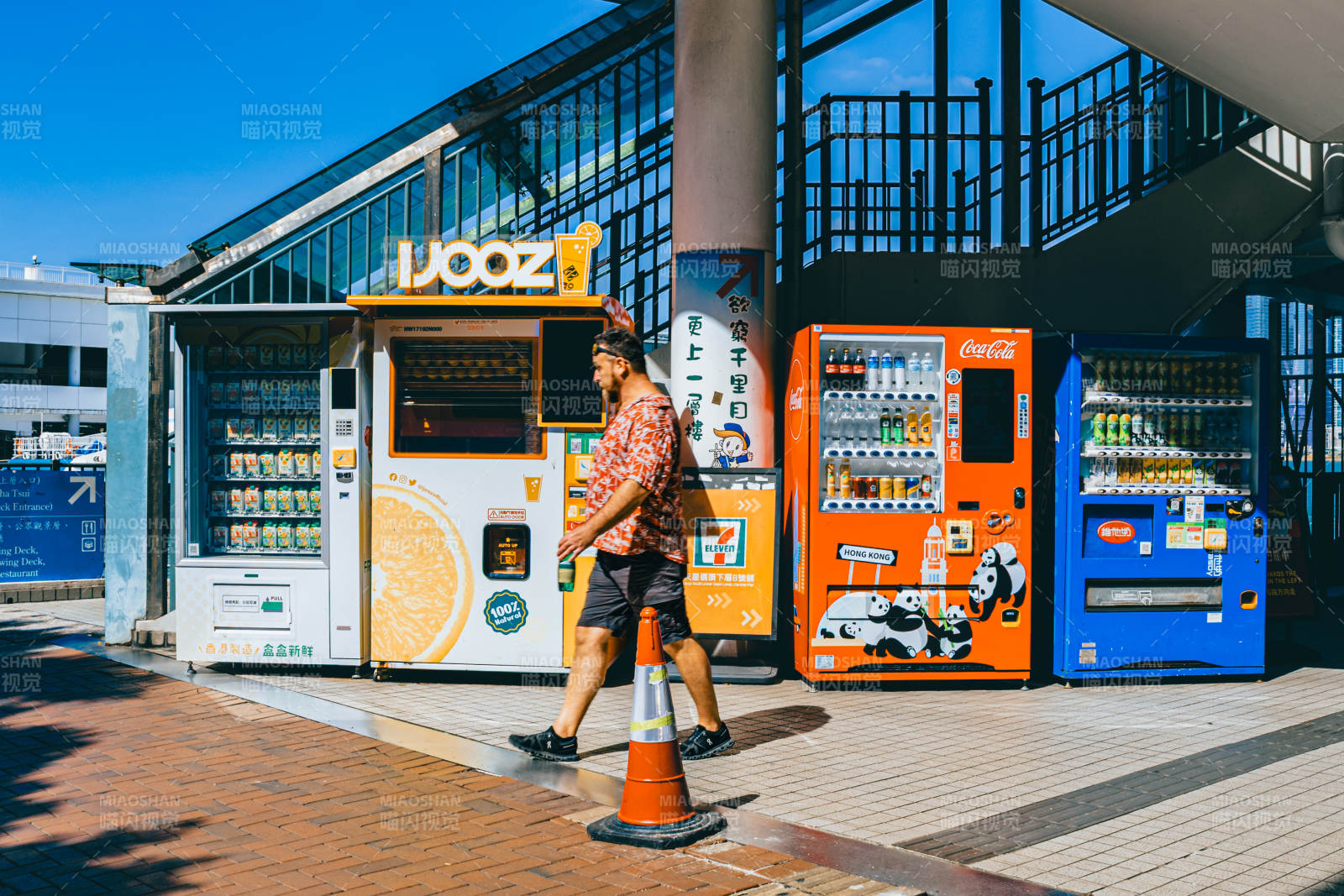 自动售货机前的行人