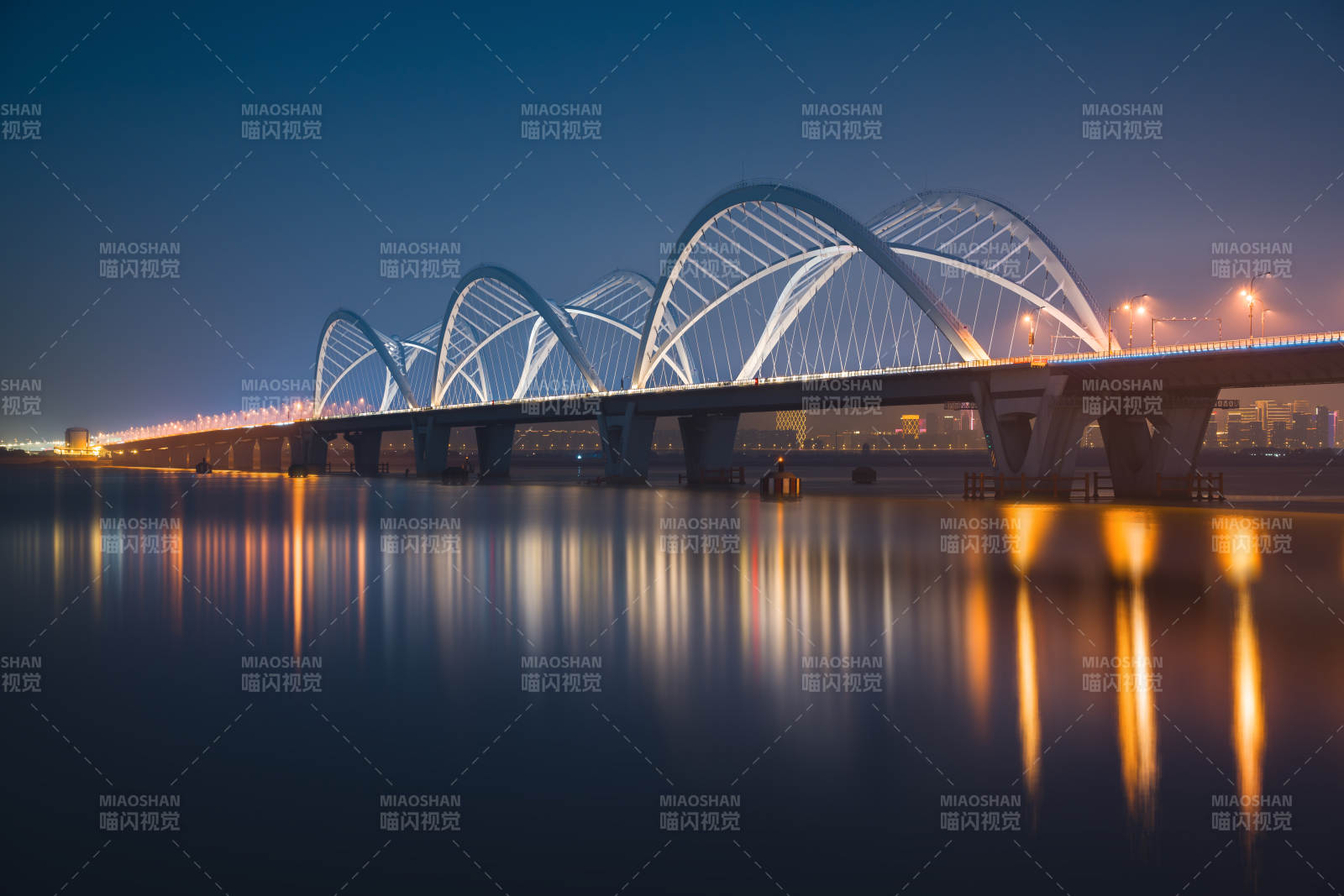 钱塘江夜桥倒影