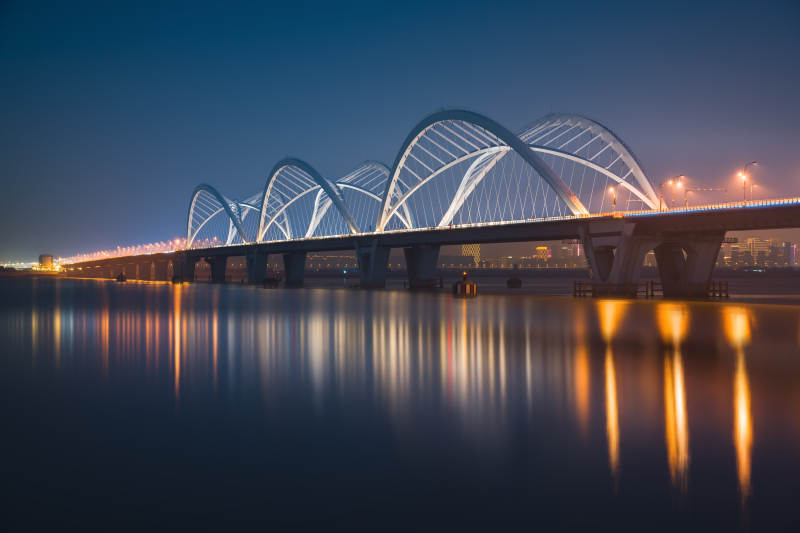 钱塘江夜桥倒影