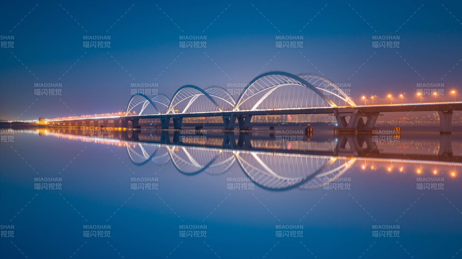 錢塘江夜橋倒影如畫