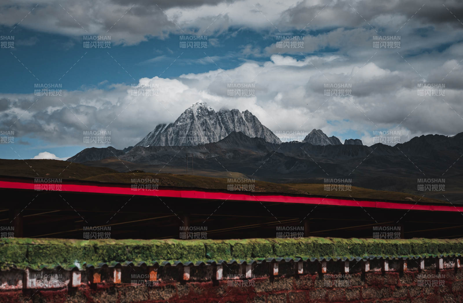 川西雅拉雪山下的红色屋檐