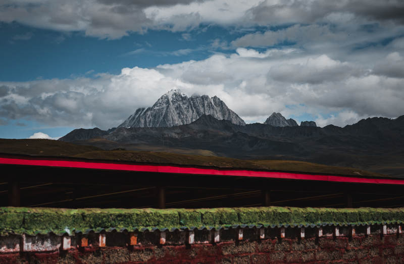 川西雅拉雪山下的红色屋檐