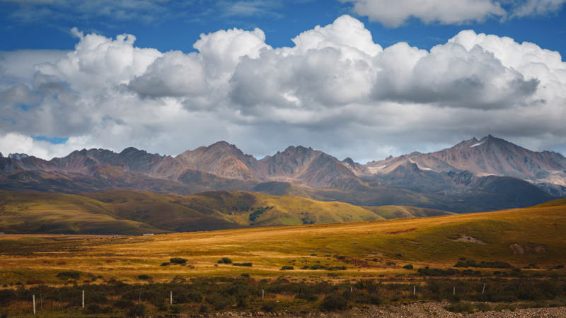 川西塔公草原秋景山峦云海