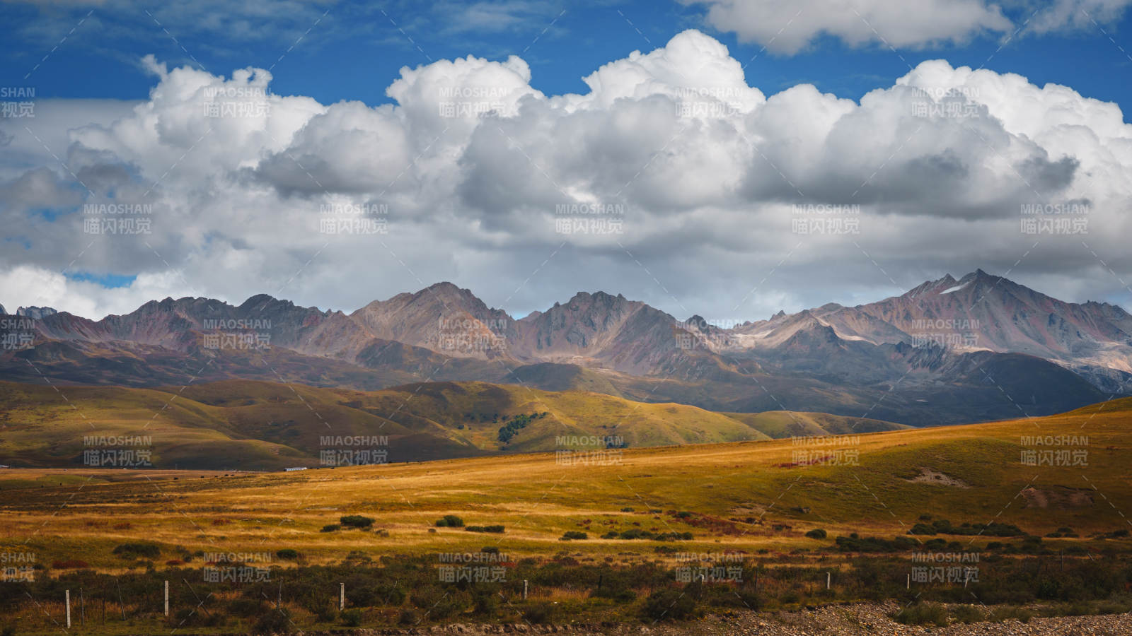 川西塔公草原秋景山峦云海