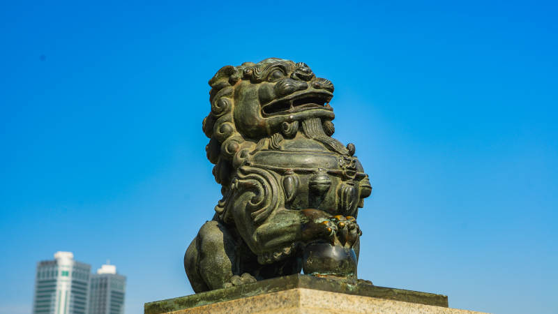 天津狮子桥铜狮守望蓝天