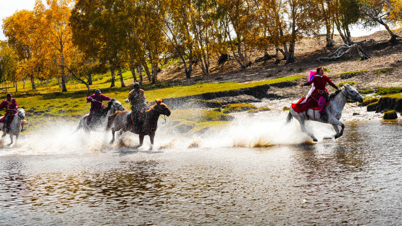 乌兰布统策马奔腾水花飞