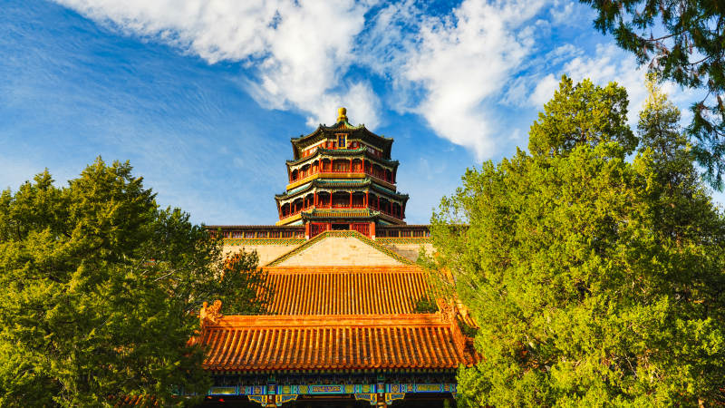 颐和园古塔映蓝天