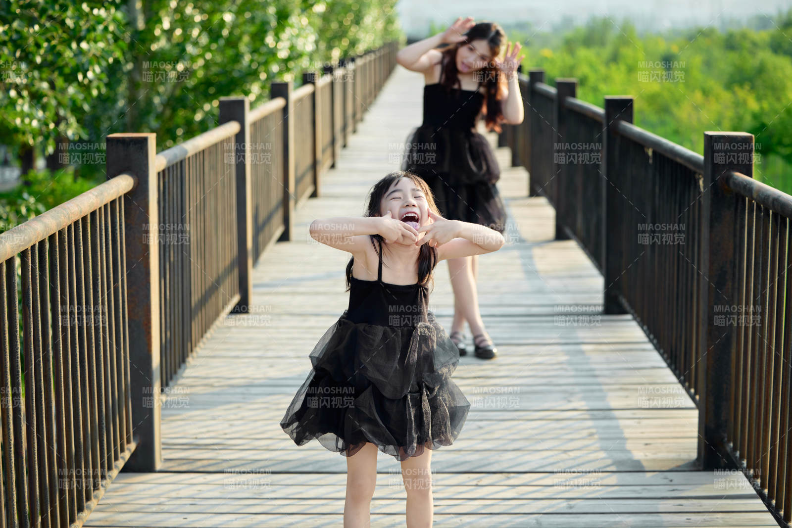 夏天在户外公园旅行游玩的亚洲母女亲子