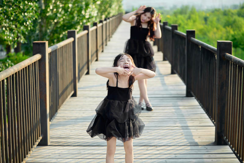 夏天在户外公园旅行游玩的亚洲母女亲子