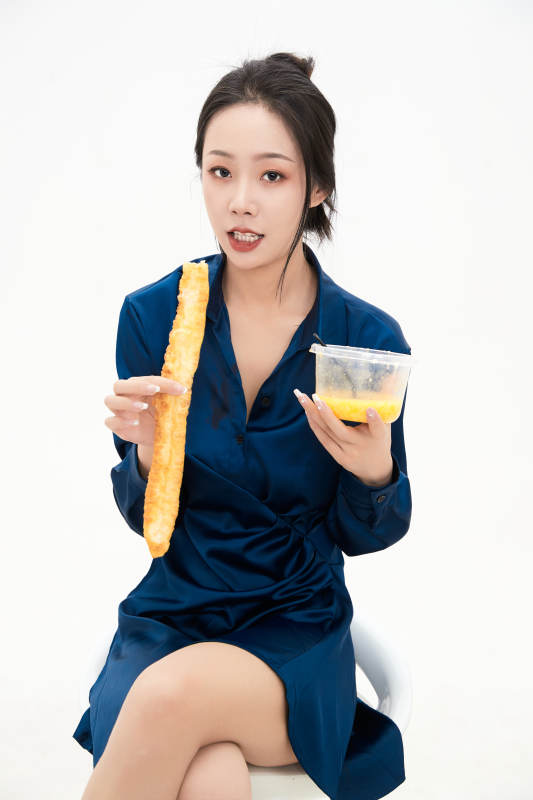 大吃特吃的亚洲可爱少女人像