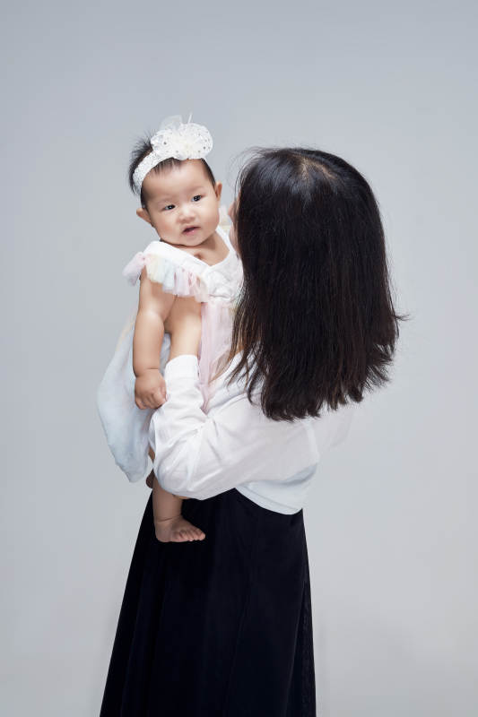 妈妈陪伴宝宝快乐的玩耍