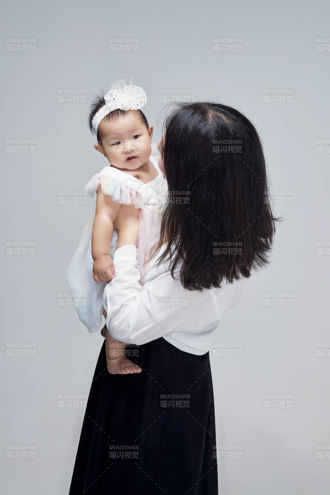 妈妈陪伴宝宝快乐的玩耍