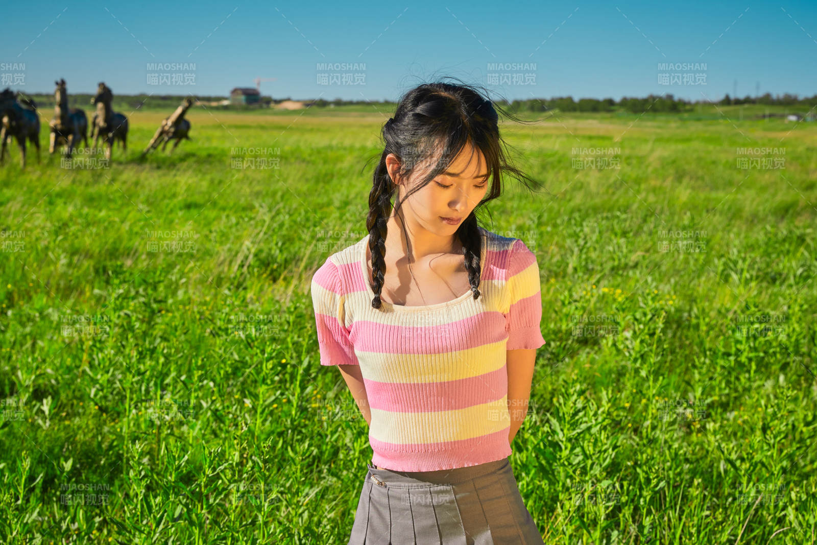 盛夏在草原湿地公园游玩的姑娘