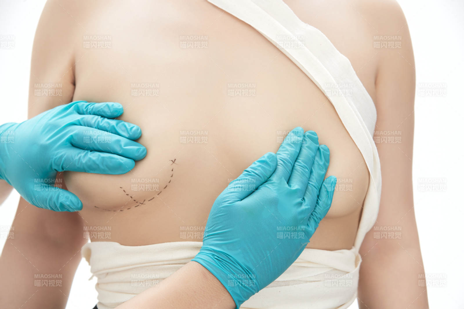 手法專業的足療技師為客人服務