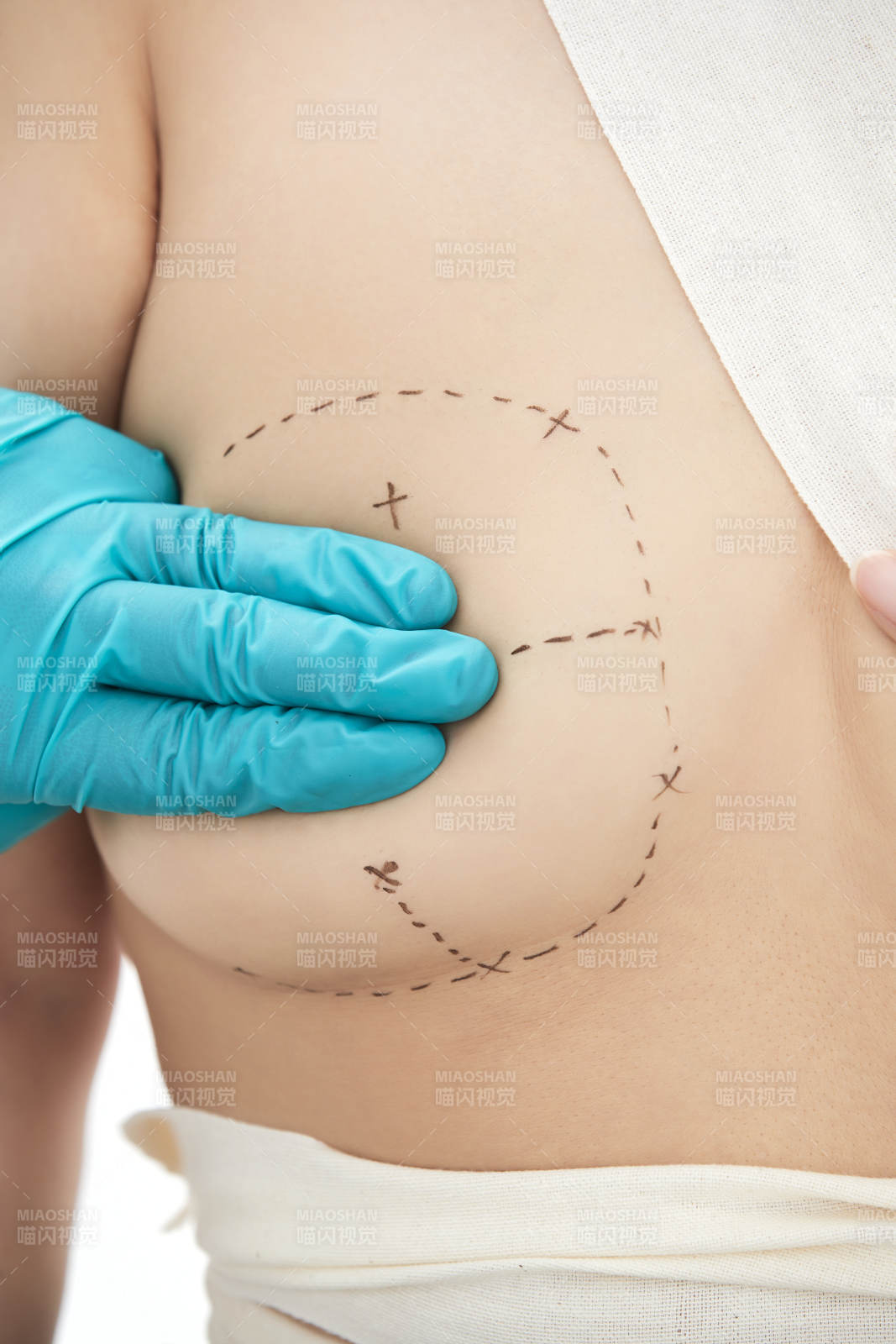 手法專業的足療技師為客人服務