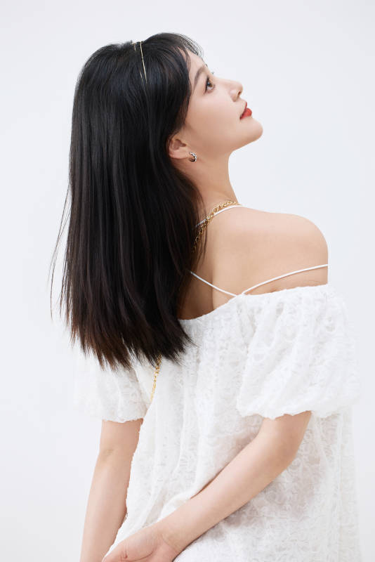 影棚拍摄穿着白色连衣裙的亚洲美丽女性