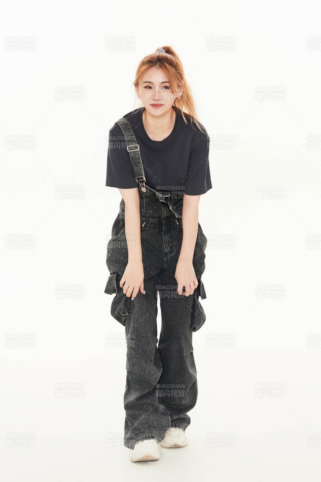 跳街舞的青年女性