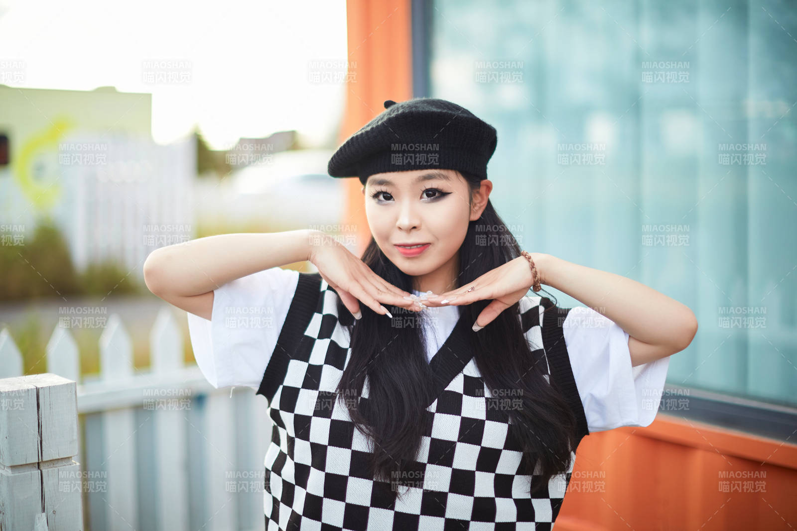 在坝上草原景区旅游放松的美丽姑娘